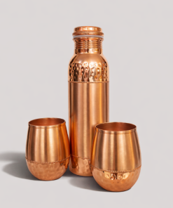 Ensemble en cuivre pur composé d’une bouteille Sequence martelée ± 950 ml et de 2 tasses bulbeuses (dans un luxueux coffret de rangement en velours)