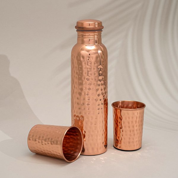 Ensemble bouteille en cuivre pur (± 950 ml/300 g) avec 2 tasses martelées (300 ml/100 g) (design robuste, dans un luxueux coffret de rangement en velours) – Image 2